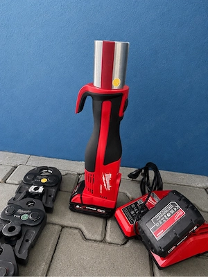 Presă electrohidraulică Milwaukee M12 BLHPT + bacuri V15, V18, V22 + 2 acumulatorii+ încărcător