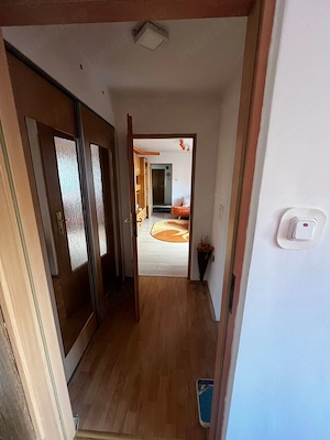 Vand apartament doua camere la parter in Pipirig .Pret 61500 euro .Mai multe detalii la tel 07413084 - imagine 2