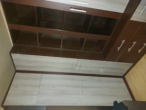 Mobilier living+ măsuță și doi tabureti.