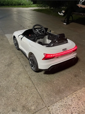Mașinuță electrică Audi RS e-tron GT pentru copii