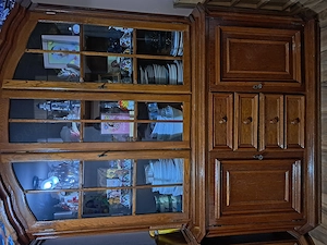 Titlu 2 corpuri mobilier din lemn masiv   vitrine, sertare   3.200 lei