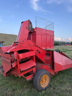Vând două culegători de porumb pe două rânduri cu masă hidraulică  - imagine 2