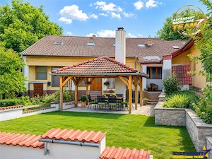 Resedinta si pentru doua familii, 217 mp utili, 6 dormitoare, curte, foisor, garaj, Central, Sfantu 