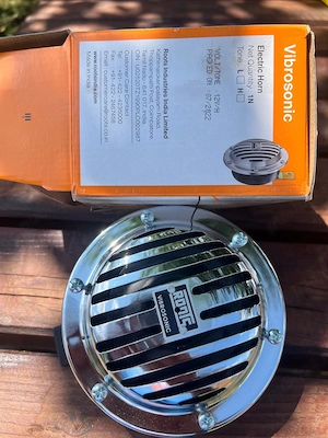 Vând claxon auto Roots Vibrosonic Electric Horn, nou, neutilizat, în ambalajul original.