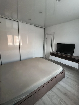 De închiriat apartament două camere decomandat zona Centru