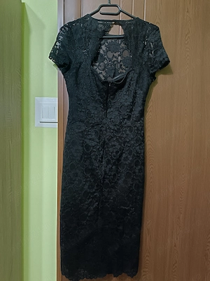 Rochie din dantelă neagră, elegantă și frumoasă.