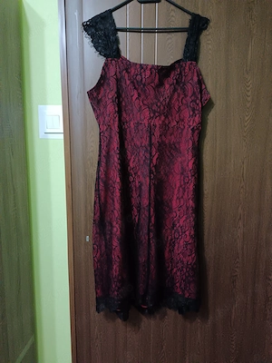 Rochie din dantelă neagră 