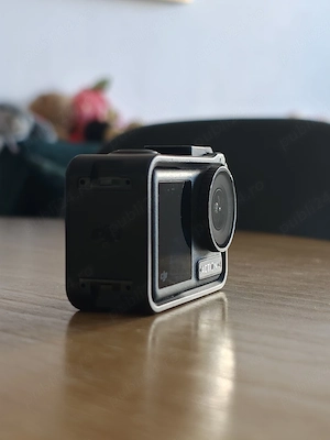 DJI Osmo Action 4 + accesorii originale și suport pentru cască