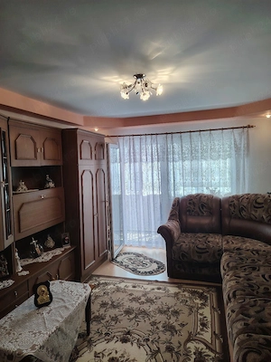 Vand apartament 3 camere plus garaj - imagine 2
