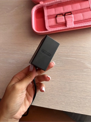 Vând Nintendo Switch Lite Coral (roz)  cu accesorii 