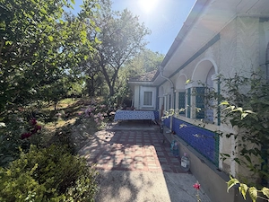 Casa cu gradina frumoasa la tara