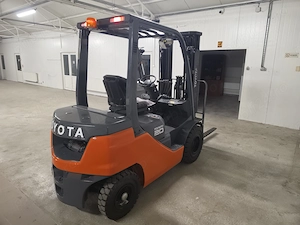 Stivuitor Diesel Toyota 2Tone Triplex An 2021 Ore 3.400 Garantie si Service la locatia dvs. incluse - imagine 4