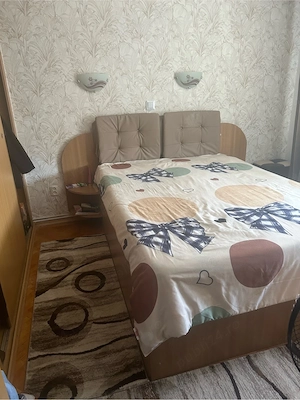 pat dormitor cu saltea si 2 sertare lateralede 140 200. pret 1200 lei