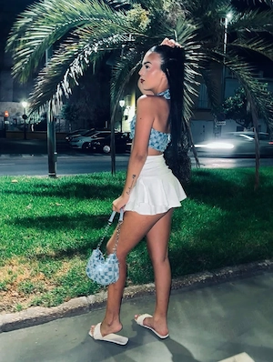 Ioana, dulce si atractivă ma si deplasez