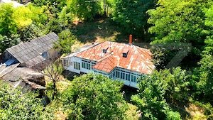 Casă bătrânească cu bucătărie de vară, 100 mp, teren 3.000 mp, zona Raducaneni