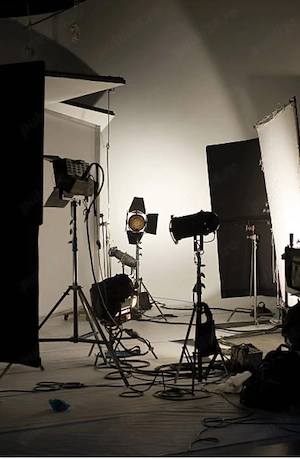 Studio foto cu renume , caută doamne și domnisoare pentru agențiile de modeling din intreaga lume .