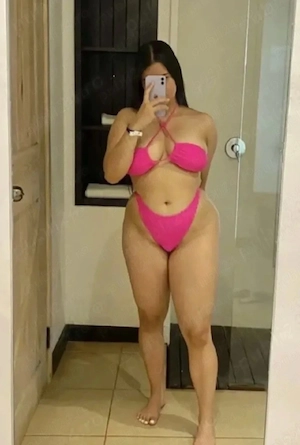 Bruneta cu forme Hott