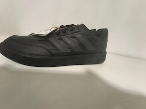 Adidas model Courtblock