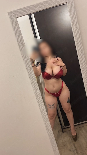 Brunetă senzuală si forme apetisante  