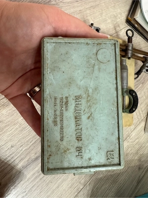 Instrument rar sovietic (URSS): comparator cu cadran (precizie 0,01 mm – 0,10 mm)