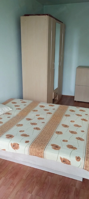 O camera pentru o fata