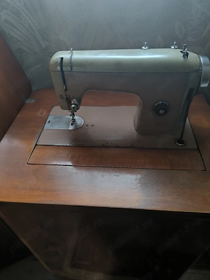 Vând mașină de cusut manuală 