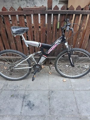 vind MTB pe"26"cu suspensii fata