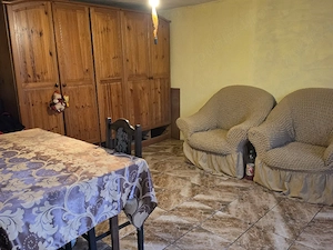 Vand casa la curte foarte aproape de pitesi