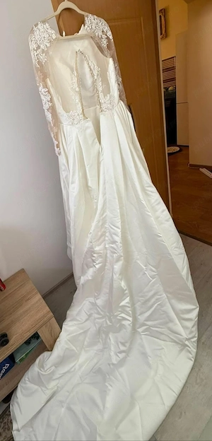 Vând rochie de mireasa cu trena lunga din satin alb spre crem 