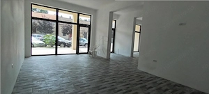 Spatiu Comercial cu 3 usi din sticla si vitrine mari - Elisabetin