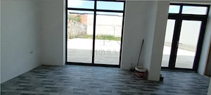 Spatiu Comercial cu 3 usi din sticla si vitrine mari - Elisabetin - imagine 8
