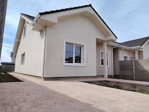 Duplex despartit prin baie - canalizare - mansardabil
