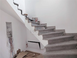 DUPLEX MODERN - ZONA CENTRALA - SEPARAT PRIN BAIE - GAZON SI SISTEM DE IRIGARE - imagine 9