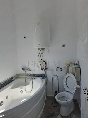 SPATIU COMERCIAL - 4 CAMERE - 3 GRUPURI SANITARE - CURTE - ZONA LINISTITA - CENTRALA PROPRIE - TRIFA - imagine 7