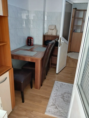 Proprietar vand apartament 2 camere decomandat,etaj 2 4,bloc reabilitat ,zona excelenta, micro 8 - imagine 9