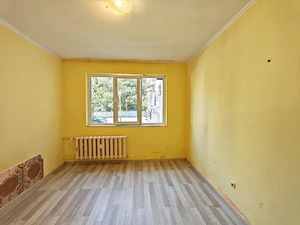 Garsoniera la parter inalt, zona CET, aproape de piata