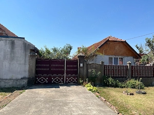 Casă cu două locuințe și teren de 1.439 mp