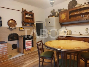 Casa 45 mp 1 dormitor bucatarie baie hol loc parcare in curte Sadu