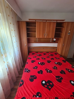 Închiriez apartament 3 camere decomandate, parcare proprie, strada Dunării, cartier Intre Lacuri. - imagine 3