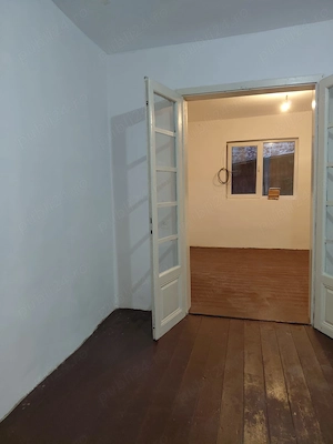 vand casa cu 3 camere situata in centru - imagine 5