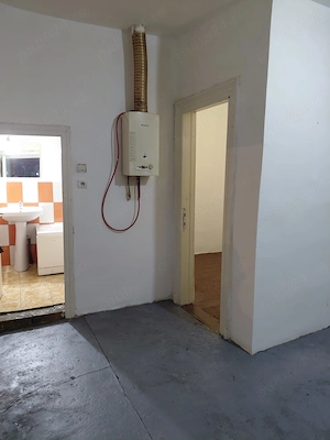 vand casa cu 3 camere situata in centru - imagine 8