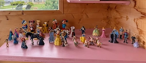 Colectie unica cu mult indragitele personaje Disney ! 100% autentica .