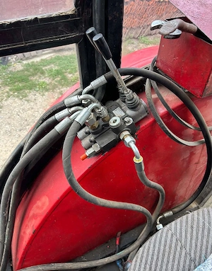 Tractor UTB 453 DTC cu braț și cupă  - imagine 8