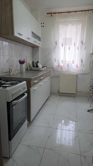 Vand apartament 2 camere zona centrala - imagine 2