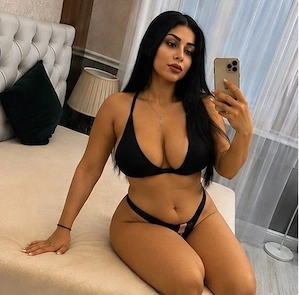 Bruneta cu forme noua in oras