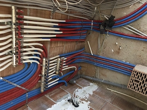 Executăm lucrări de instalații sanitare și instalații electrice 