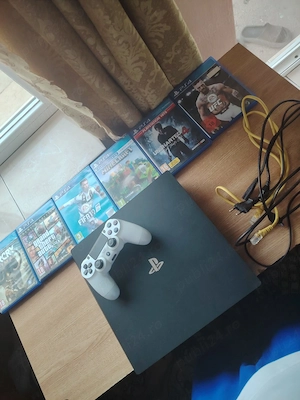 Vând PlayStation 4 Pro, 