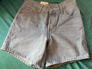 Vând pantaloni scurți Levi s 