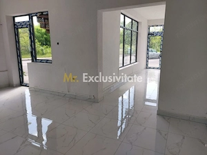 DE INCHIRIAT - renovat - parter si etajul 1 - stradal - imagine 2