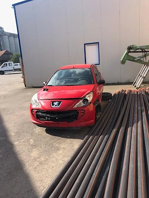 Dezmembrez Peugeot 206+ 2012 (caseta de directie,fuzeta,parbriz)
